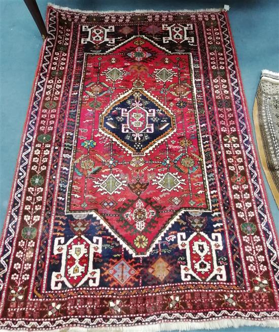 A Shiraz rug 186 x 128cm